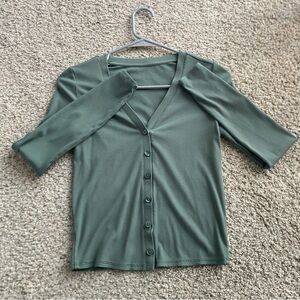 Vuori pose button up